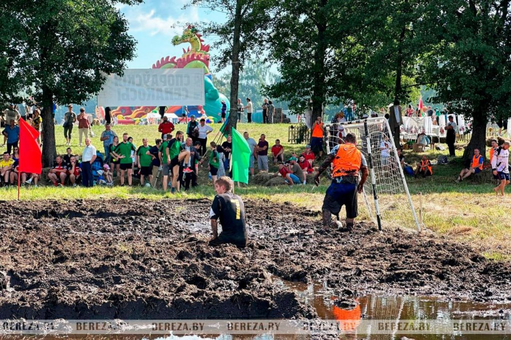 В Березовском районе проходит экофестиваль «Споровские сенокосы»