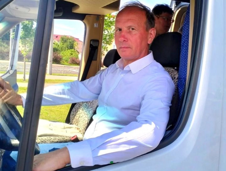 «Ущипните меня, я точно в маршрутке?» В соцсетях завирусился водитель, который раздает конфеты и знает пассажиров по именам