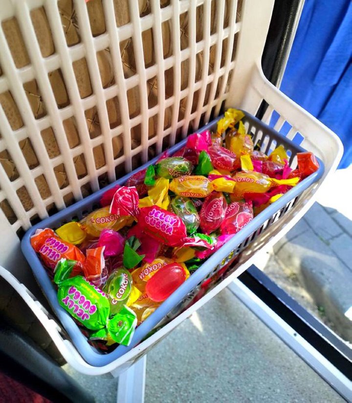 «Ущипните меня, я точно в маршрутке?» В соцсетях завирусился водитель, который раздает конфеты и знает пассажиров по именам