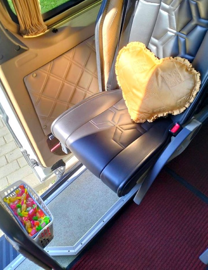 «Ущипните меня, я точно в маршрутке?» В соцсетях завирусился водитель, который раздает конфеты и знает пассажиров по именам