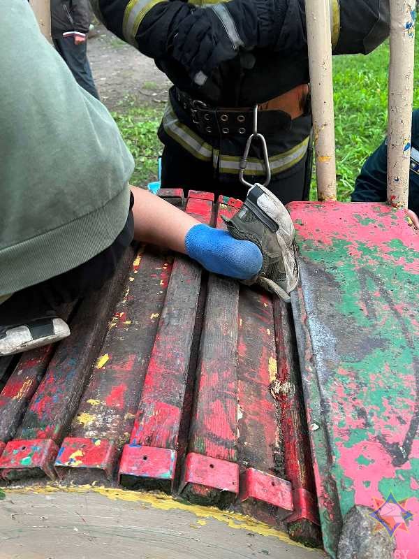 Ногу мальчика зажало в барабане на детской площадке