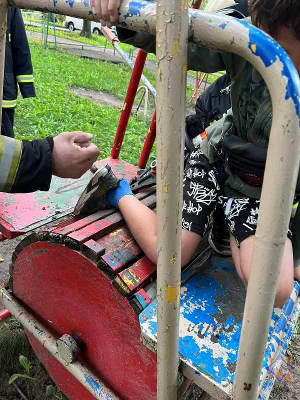 Ногу мальчика зажало в барабане на детской площадке