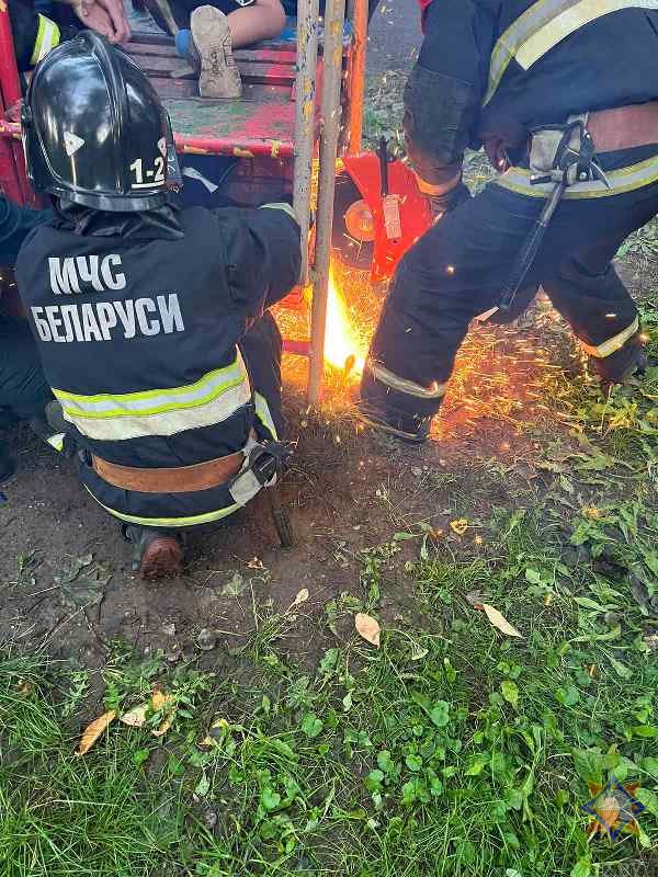 Ногу мальчика зажало в барабане на детской площадке