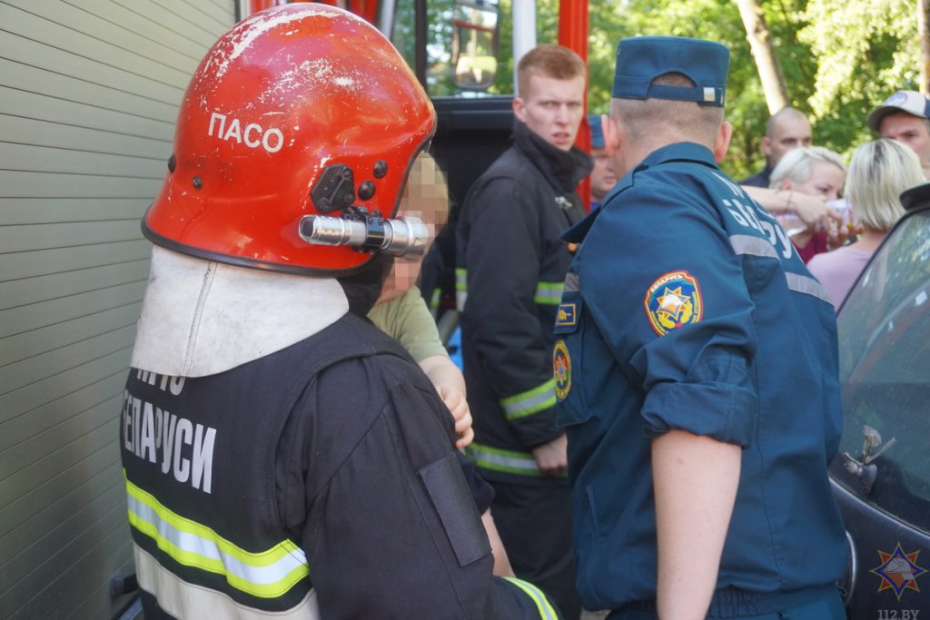 В Могилеве в салоне машины оказались заблокированы близняшки