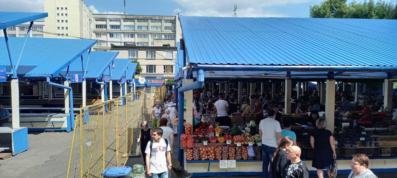 Часть торговых рядов Центрального рынка, расположенных на улице, закрыли на ремонт
