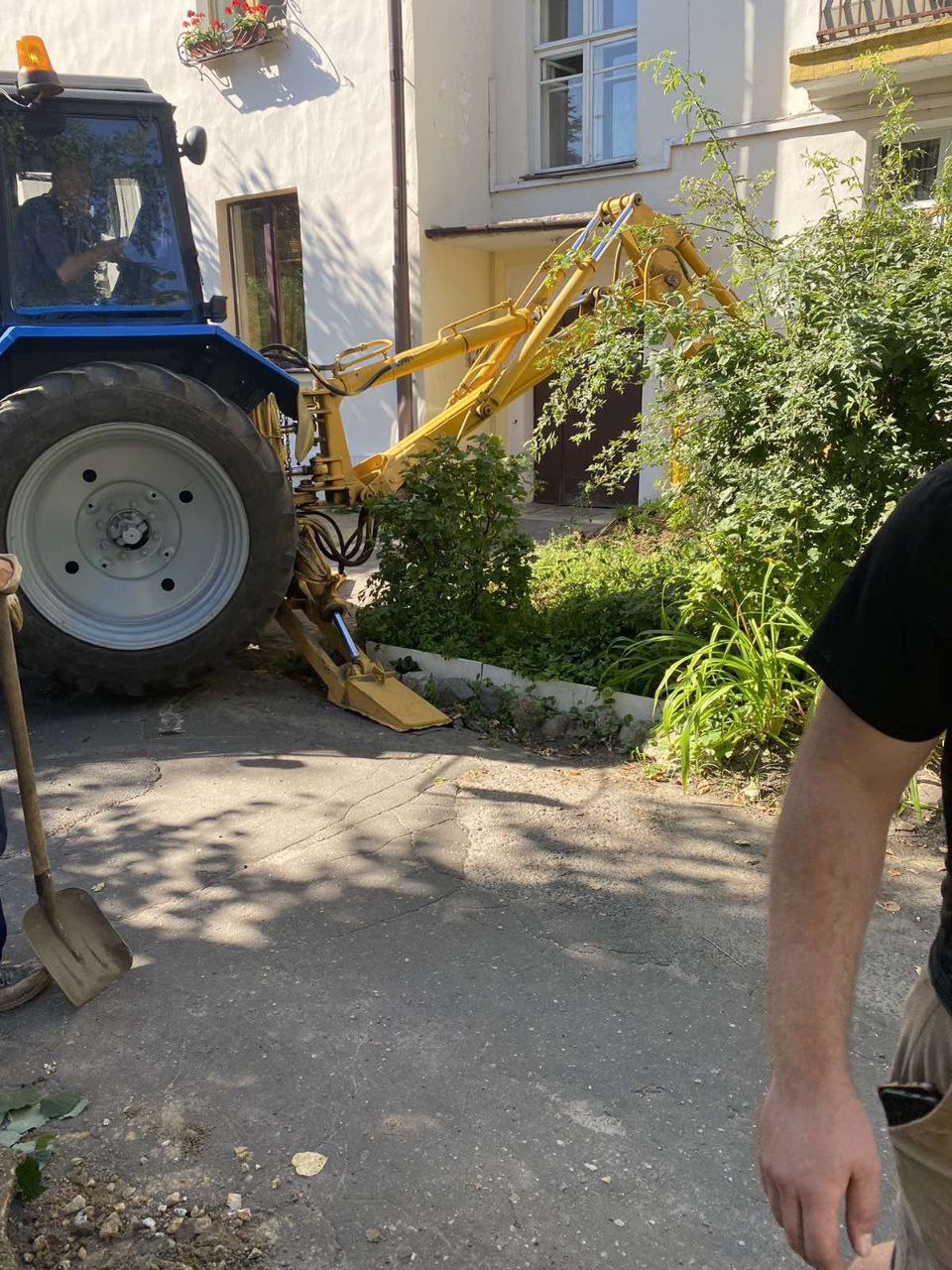 Производится замена участка теплотрассы между домами 15 и 17 по улице Мицкевича