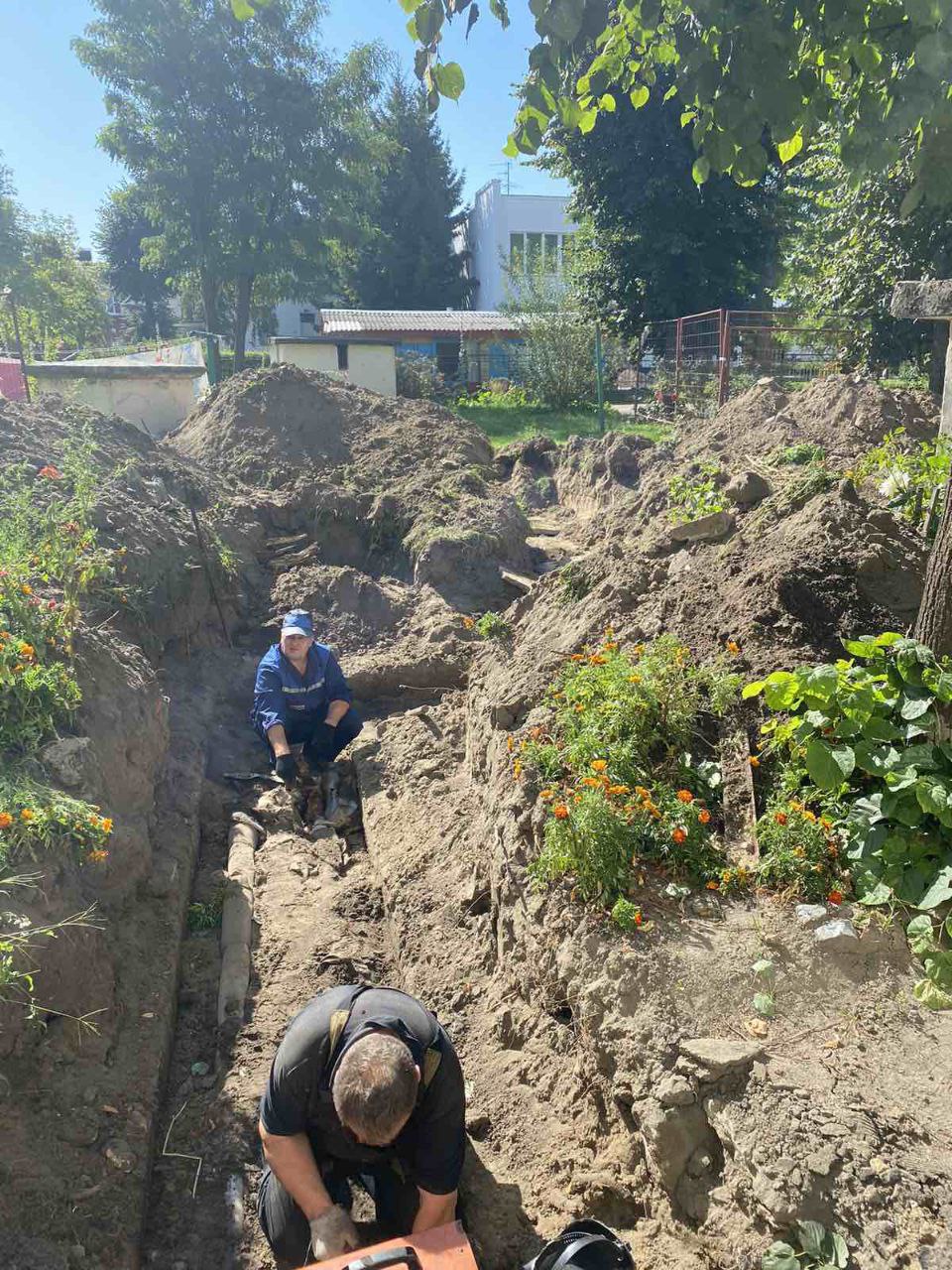 Производится замена участка теплотрассы между домами 15 и 17 по улице Мицкевича
