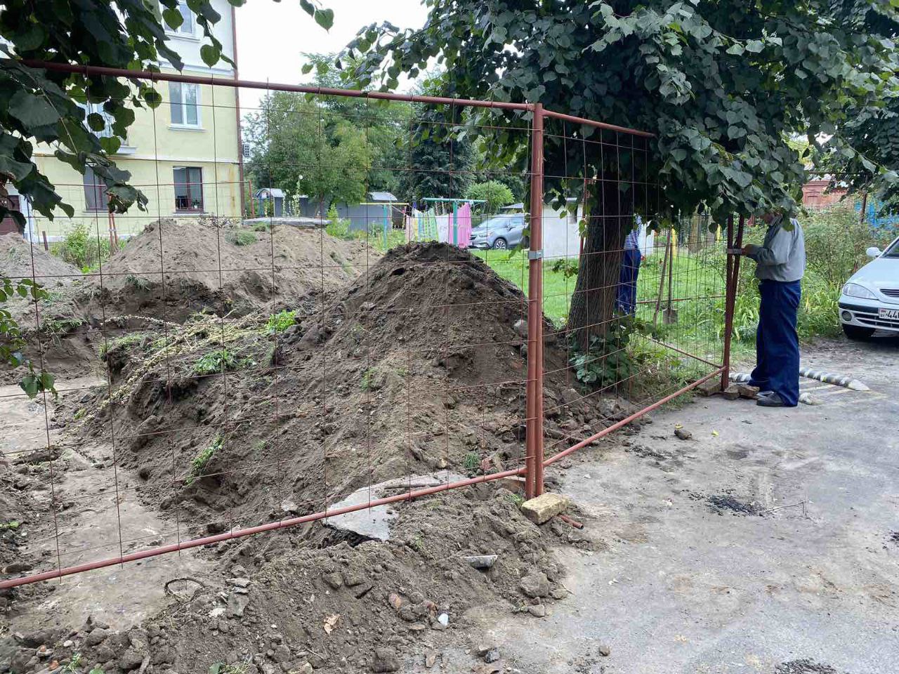 Производится замена участка теплотрассы между домами 15 и 17 по улице Мицкевича