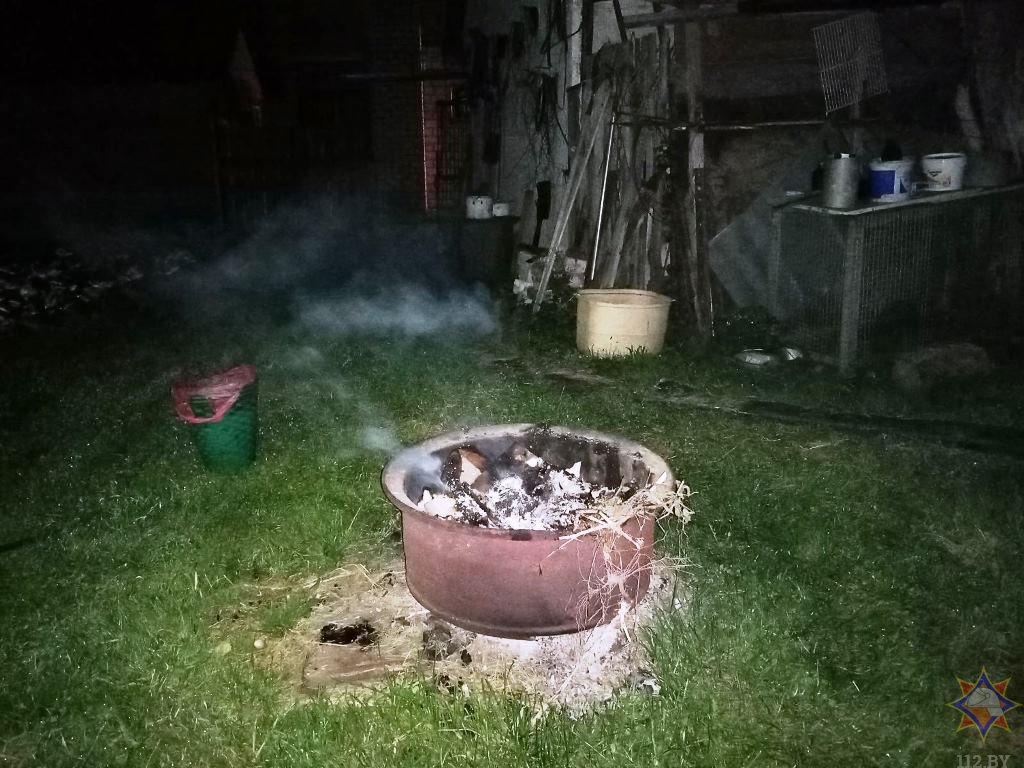 Пенсионер упал в костер в Брестской области и получил ожоги