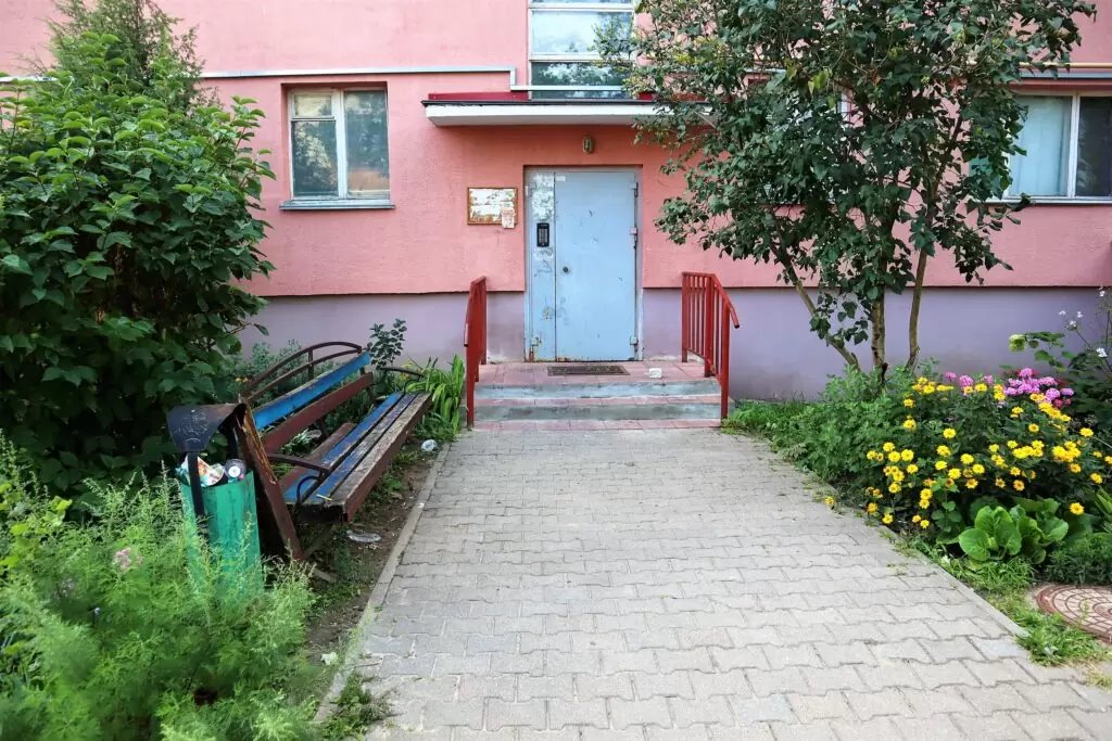 «Льют на головы помои и кипяток!» В Молодечно пенсионеры и подростки устроили дворовые войны