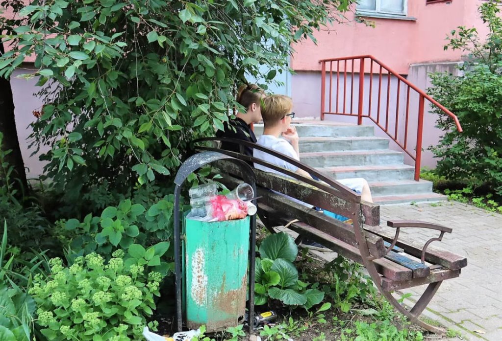 «Льют на головы помои и кипяток!» В Молодечно пенсионеры и подростки устроили дворовые войны