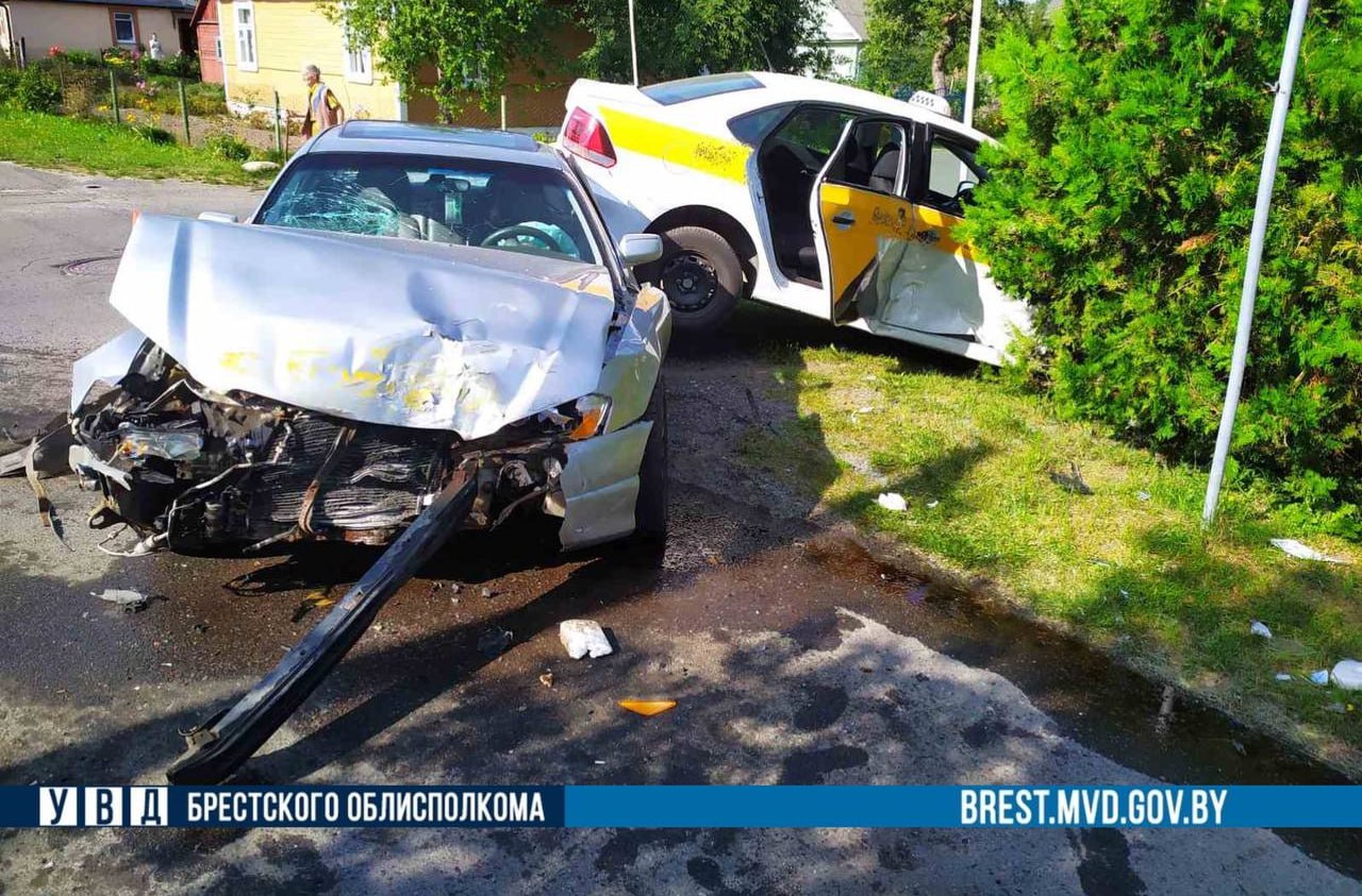 Подробности ДТП в Кобрине с участием такси