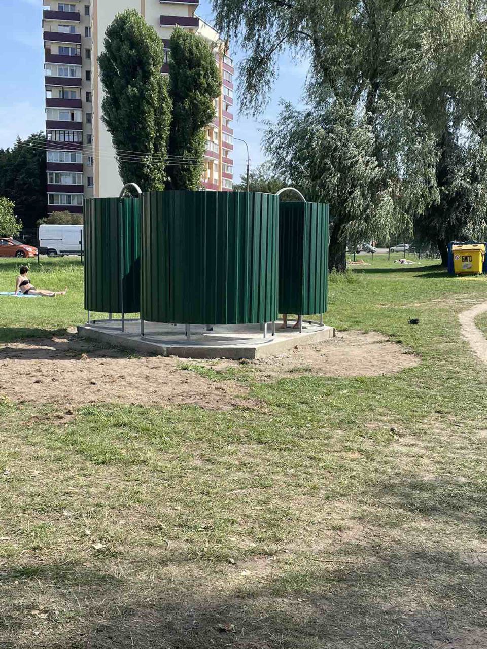 В Бресте на центральном городском пляже установлены три новые кабины для переодевания
