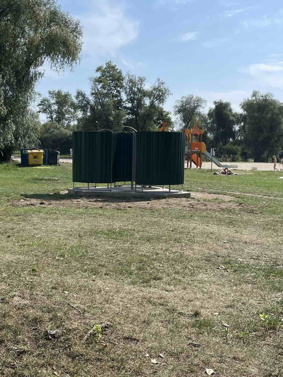 В Бресте на центральном городском пляже установлены три новые кабины для переодевания