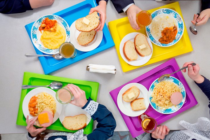 Никакого фастфуда, но со шведским столом – в школах снова меняют формат питания