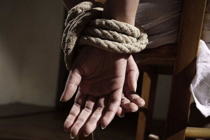 В Кобринском районе семейный агрессор после ареста за домашнее насилие решил наказать супругу: связал и запер