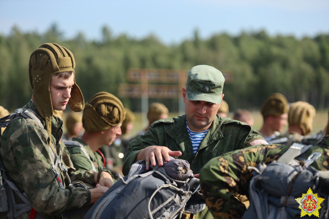 На базе 38-й Брестской отдельной десантно-штурмовой бригады проходит пятидневный сбор с офицерами-выпускниками