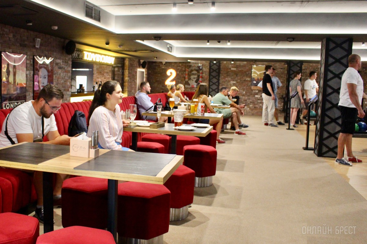 Наслаждайся вкусной кухней и играй в боулинг! На Советской в центре Бреста открылось новое кафе «David Bowley». Бронь столиков и дорожек