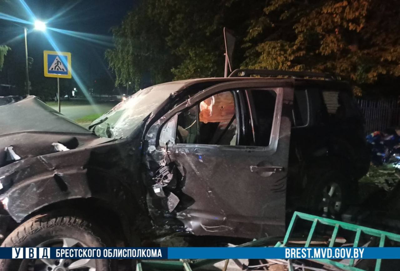 Знак, забор и осветительную мачту повредил сильно пьяный водитель в Барановичах