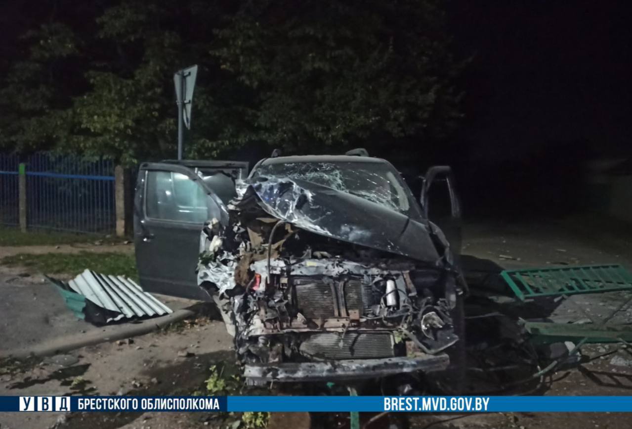 Знак, забор и осветительную мачту повредил сильно пьяный водитель в Барановичах