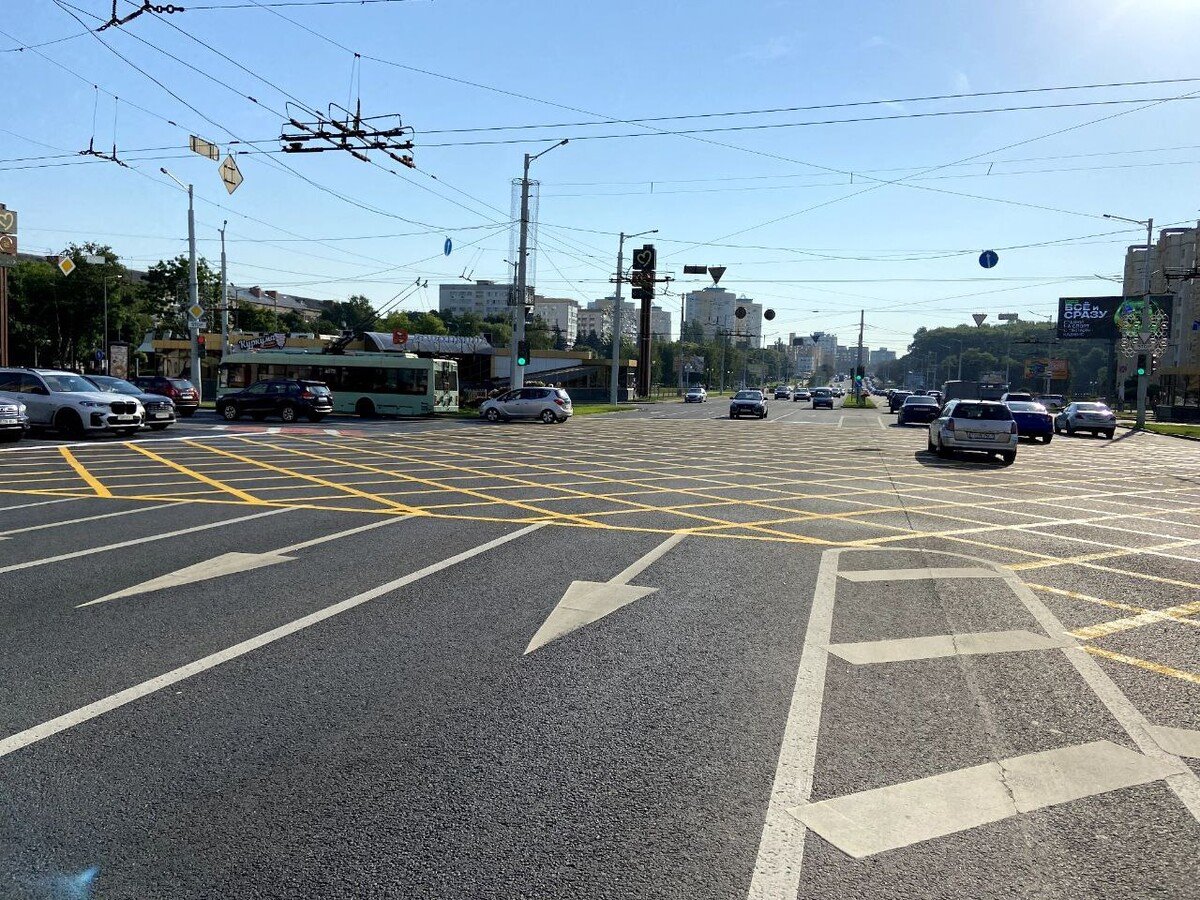 «Вафельную» разметку нанесли ещё в одном месте в Минске. Как правильно её проезжать?