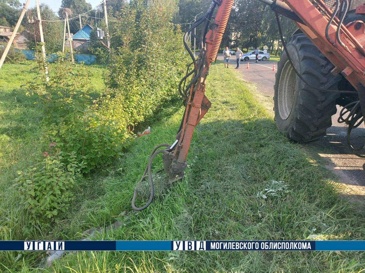 Под Могилевом трактор, косивший траву, зацепил нетрезвую женщину, которая находилась в кювете