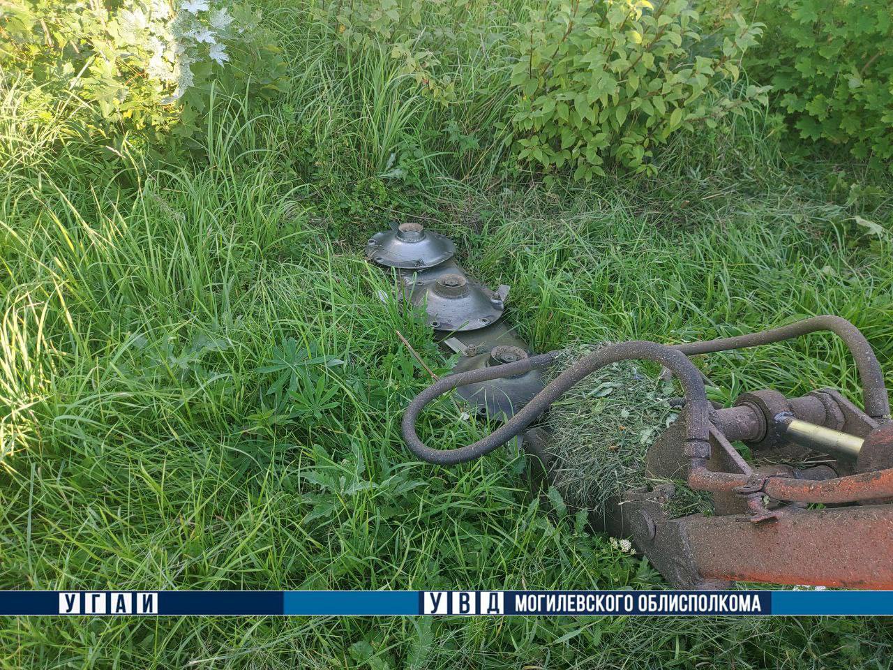 Под Могилевом трактор, косивший траву, зацепил нетрезвую женщину, которая находилась в кювете