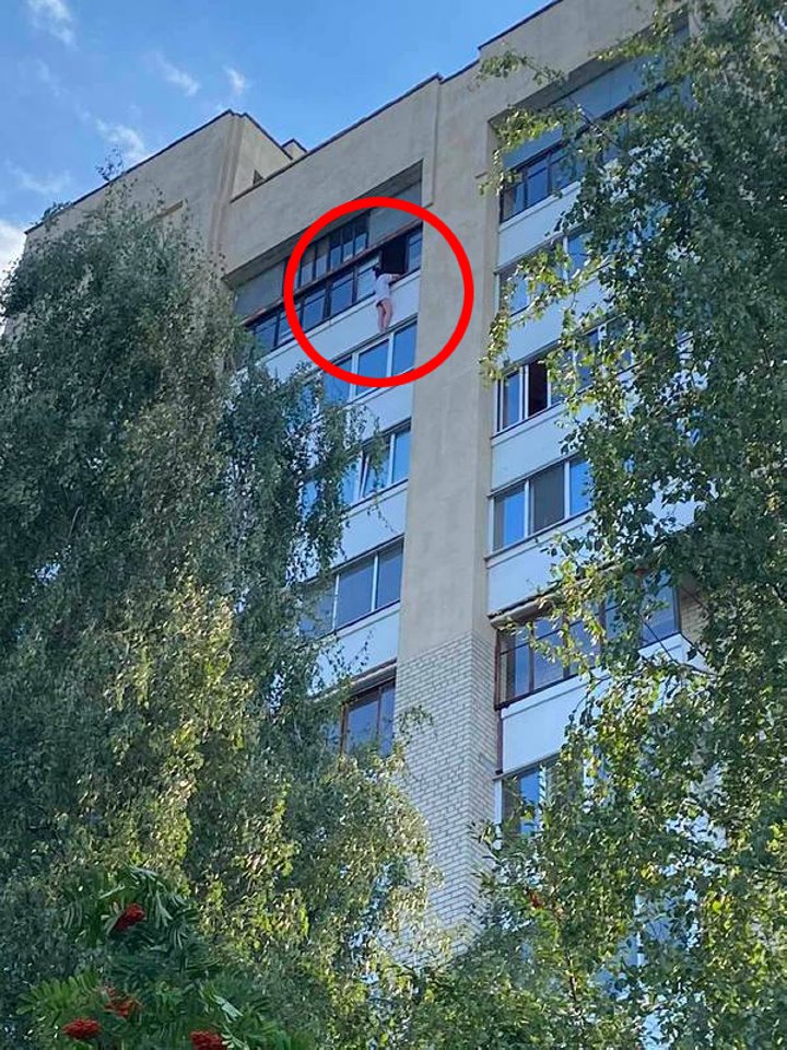 Женщина в Минске стояла с внешней стороны балкона