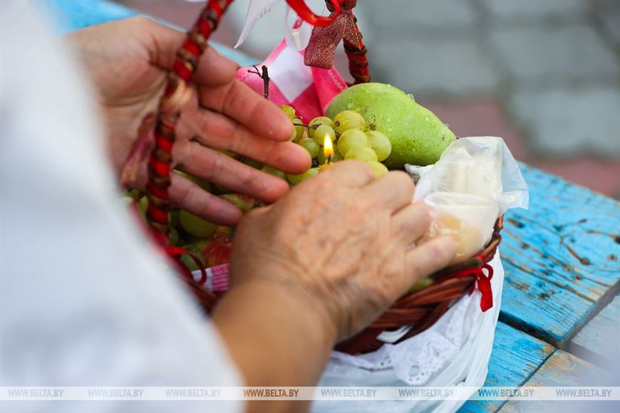 Православные отмечают Яблочный Спас. Фотофакт из Бреста