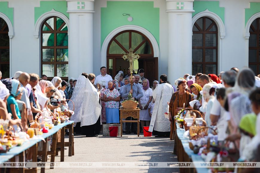 Православные отмечают Яблочный Спас. Фотофакт из Бреста