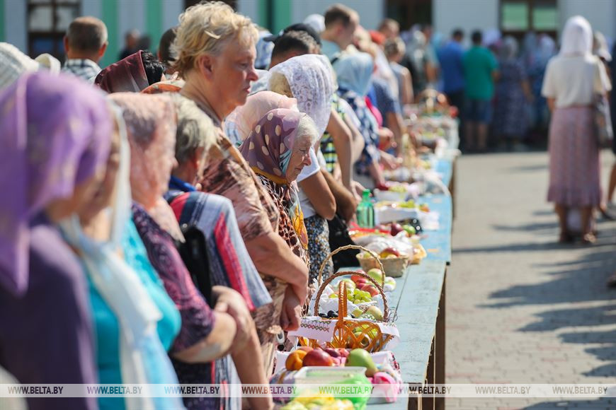 Православные отмечают Яблочный Спас. Фотофакт из Бреста