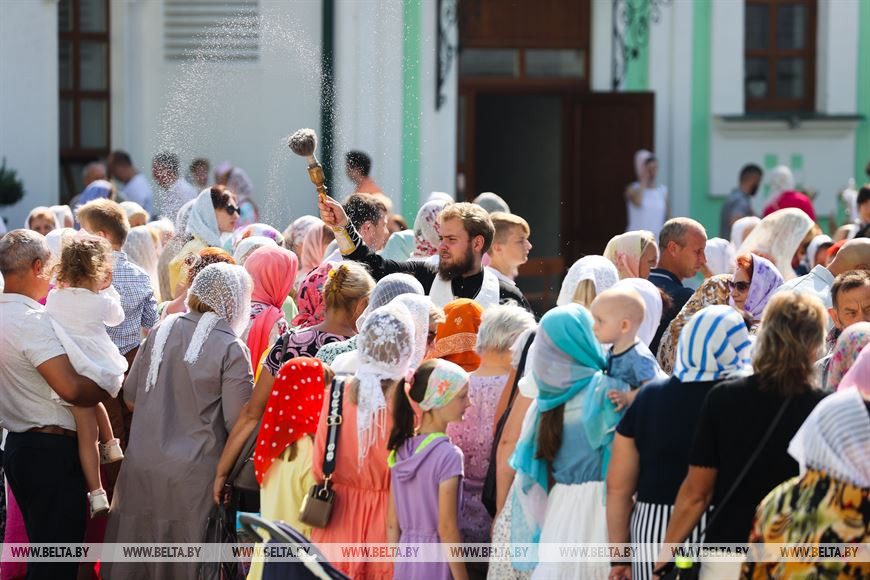 Православные отмечают Яблочный Спас. Фотофакт из Бреста