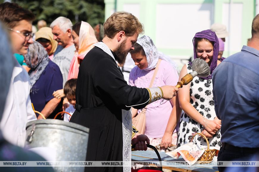 Православные отмечают Яблочный Спас. Фотофакт из Бреста