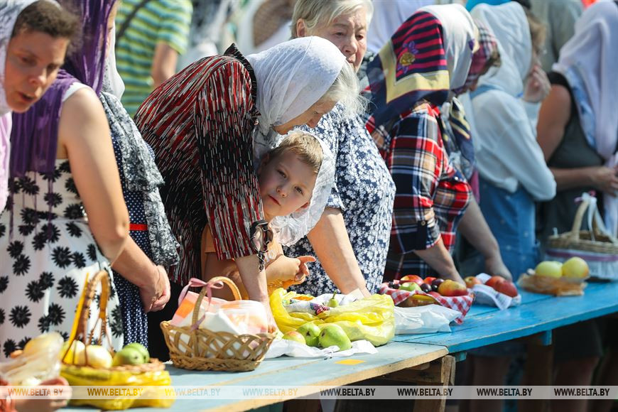 Православные отмечают Яблочный Спас. Фотофакт из Бреста