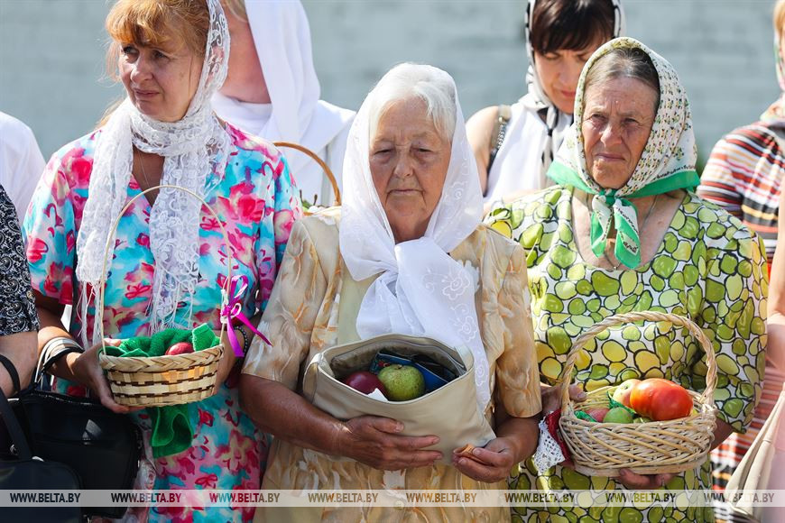 Православные отмечают Яблочный Спас. Фотофакт из Бреста