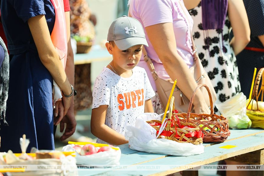 Православные отмечают Яблочный Спас. Фотофакт из Бреста