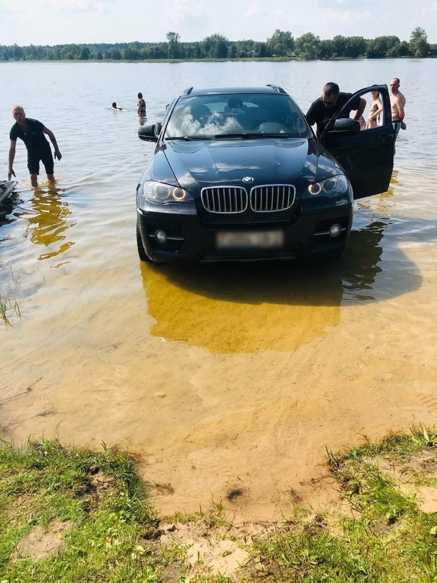 «Машина проехала через весь пляж». BMW решила искупаться в озере — водителя наказала ГАИ