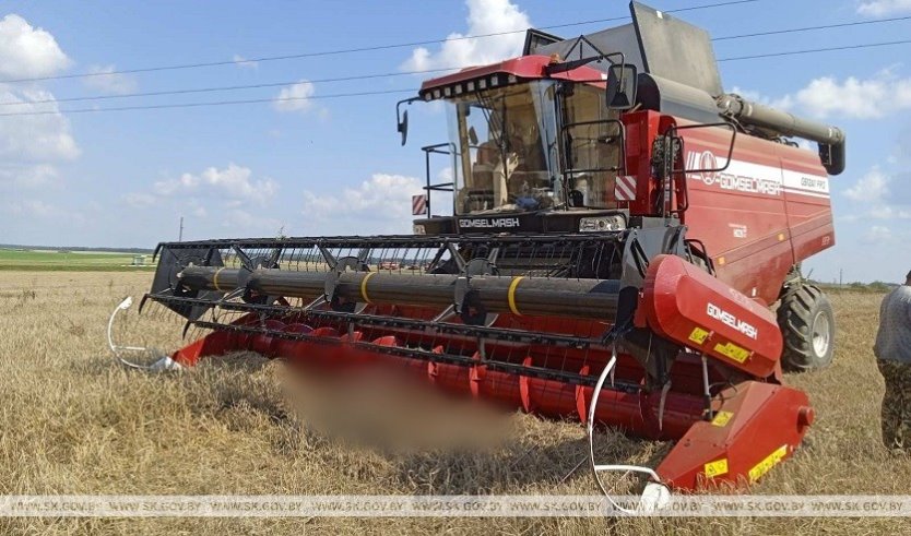 Жуткая трагедия: работник сельхозпредприятия зацепился за провода ЛЭП и получил удар током, а затем упал в жатку комбайна