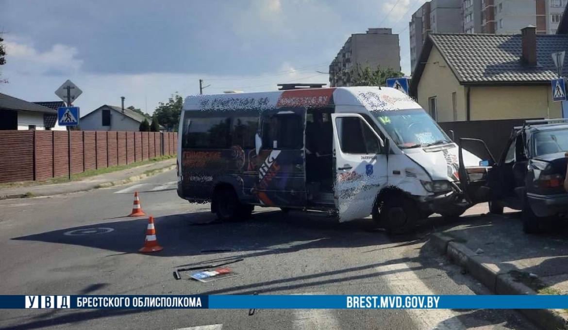 Маршрутка и Mercedes. Стали известны подробности ДТП в Бресте