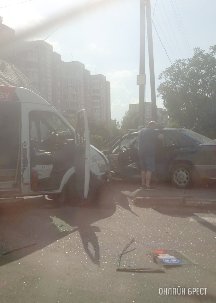 Маршрутка и Mercedes. Стали известны подробности ДТП в Бресте