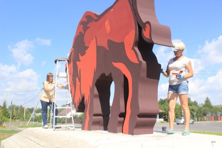 Маленькие жители города Ганцевичи камнями и палками поколотили инсталляцию зубра