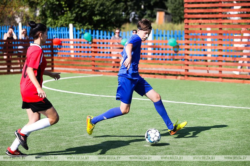 Заинтересовать спортом и найти таланты. Площадку для игры в мини-футбол открыли в Городище Барановичского района