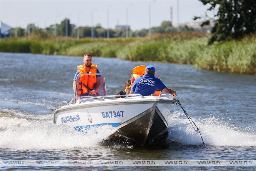 Сотрудники МЧС и ОСВОД провели в Бресте учения по спасению людей на воде