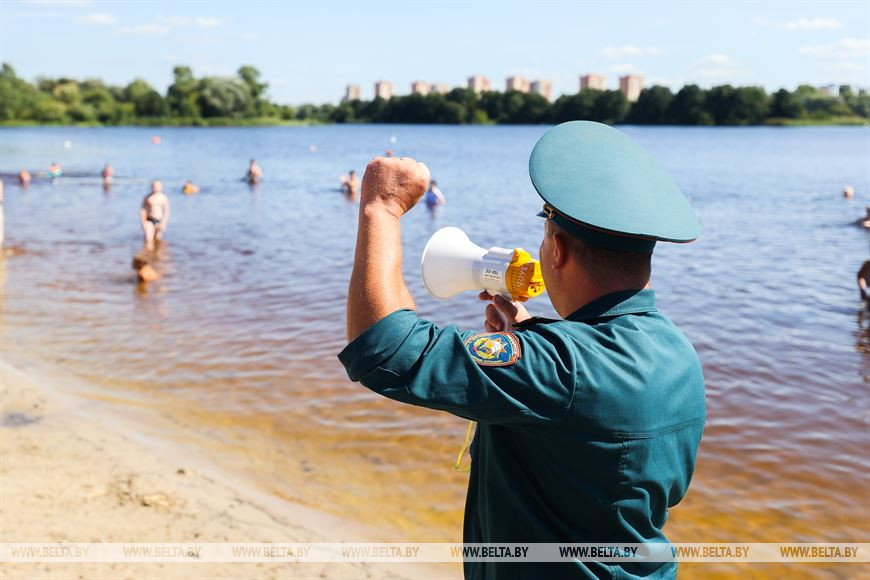 Сотрудники МЧС и ОСВОД провели в Бресте учения по спасению людей на воде
