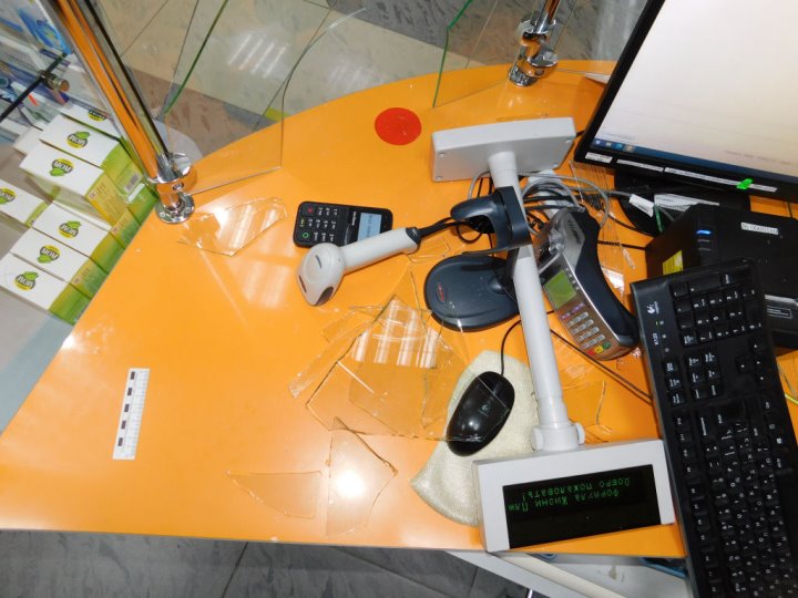 Житель Бреста разбил стекло в аптеке