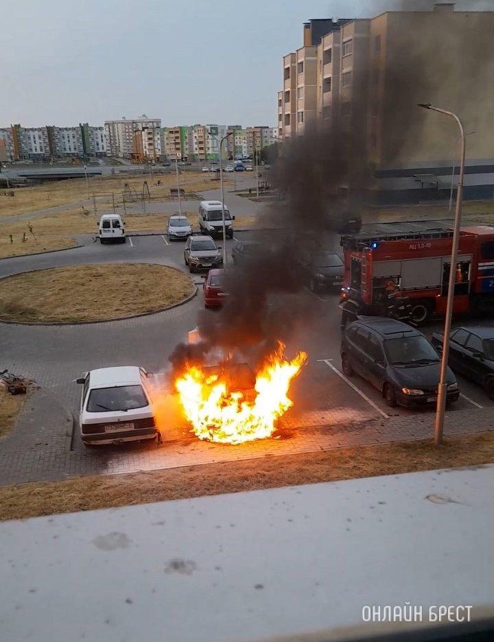 В Кобрине на парковке загорелся автомобиль
