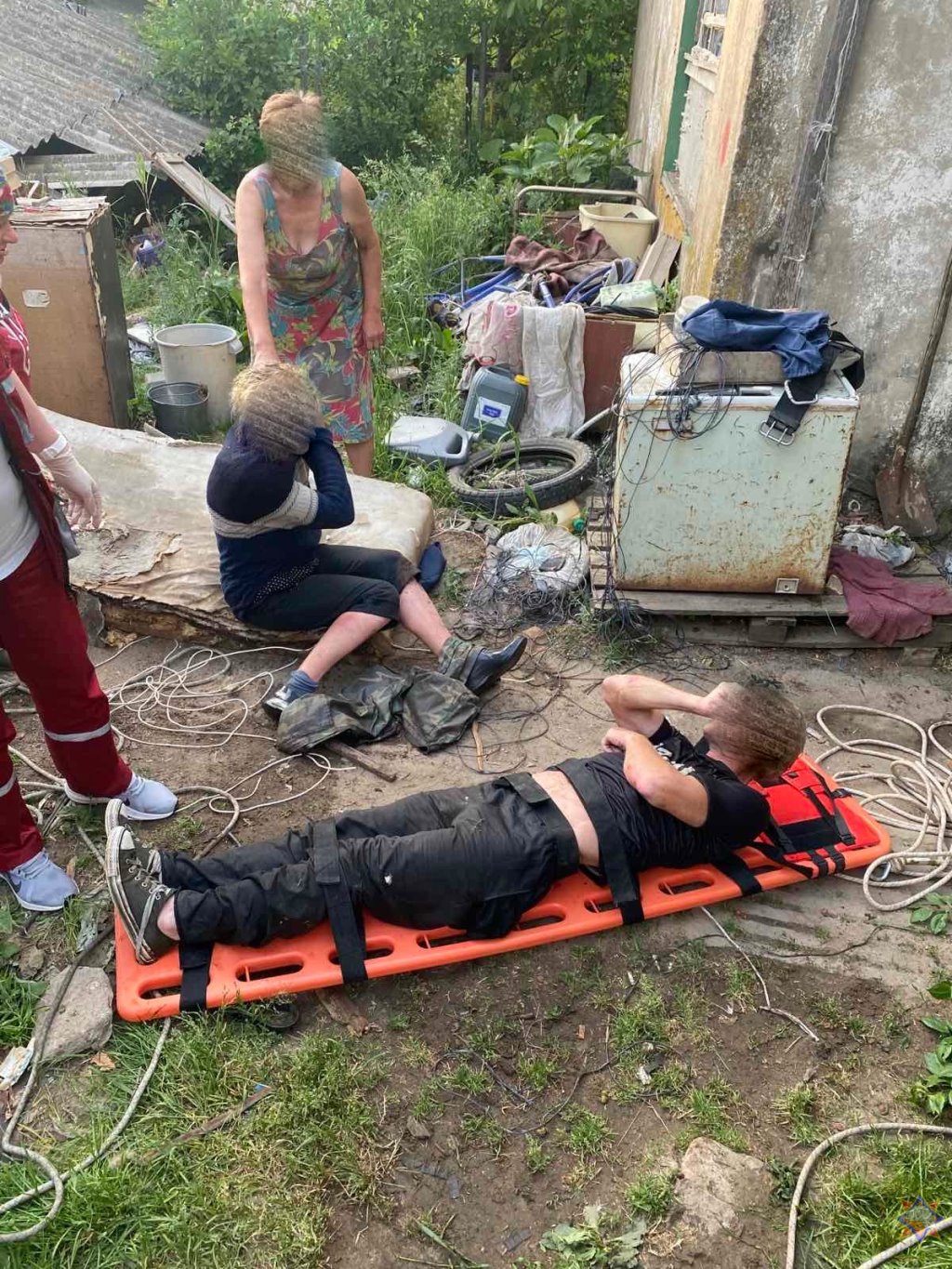 Белоруска упала в колодец. За ней прыгнул мужчина — обоих пришлось спасать МЧС