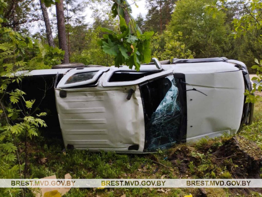 Под Брестом перевернулся Nissan. Есть пострадавшие