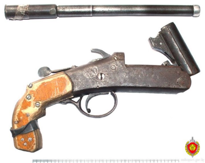 В Беларуси женщина убирала свою квартиру и нашла пистолет