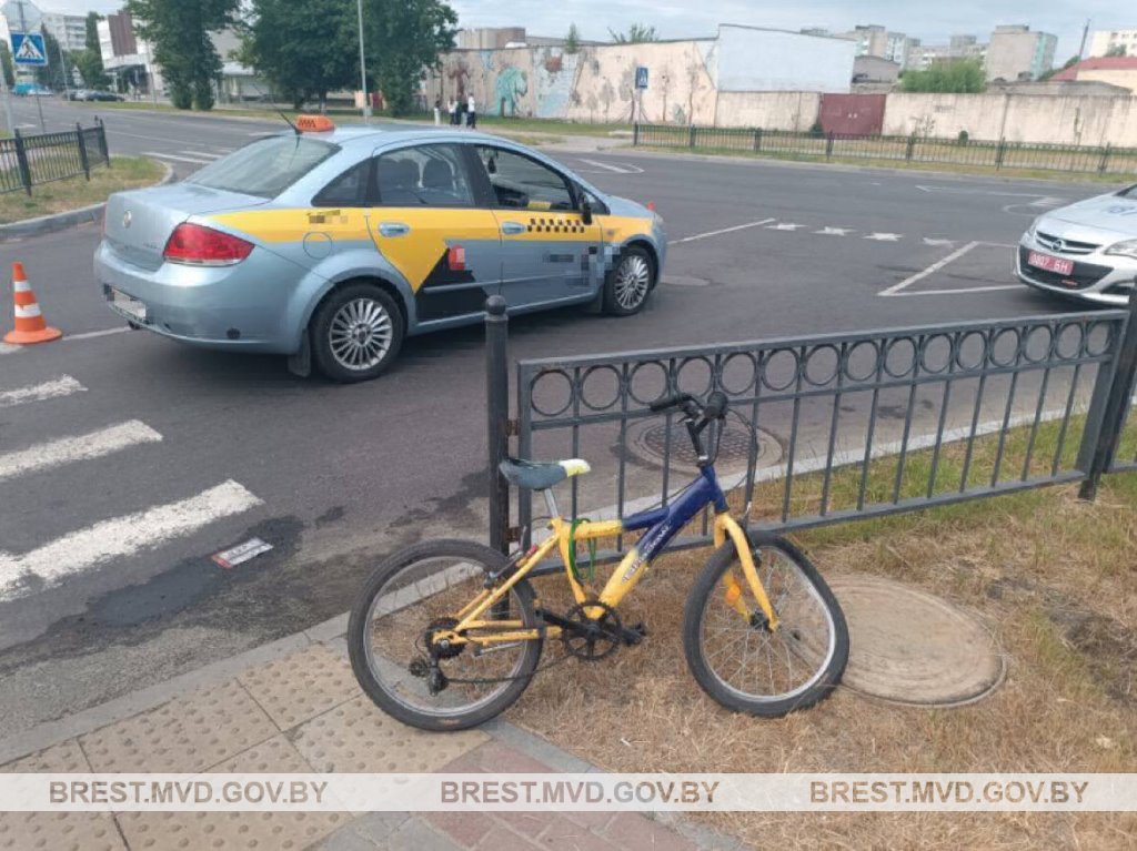 В Пинске 7-летнего велосипедиста на переходе сбил автомобиль